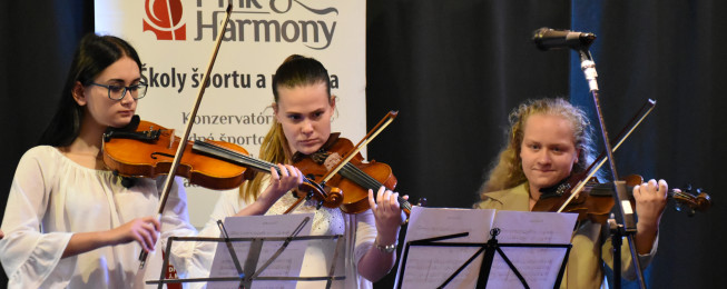 1. INTERNÝ KONCERT žiakov a pedagóg škôl PinkHarmony v Komornom divadle J.M.Pinku 22.9.2021.