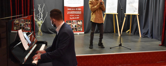 Novoročný interný koncert žiakov a pedagóg škôl PinkHarmony v Komornom divadle J.M.Pinku 12.1.2022